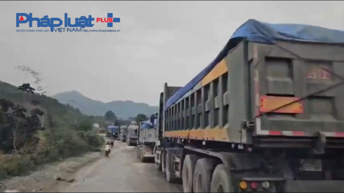 Yên Bái: Binh đoàn xe tải chở vật liệu hoành hành, quần thảo đường liên thôn và Quốc lộ 70