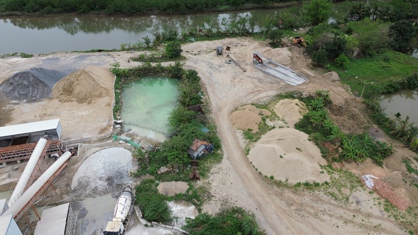 Mặc dù hoạt động suốt thời gian dài nhưng trạm trộn bê tông của Công ty Việt Cường này không hề xây dựng bể lắng, bể lọc mà chỉ đào 1 cái hố để đổ chất thải.