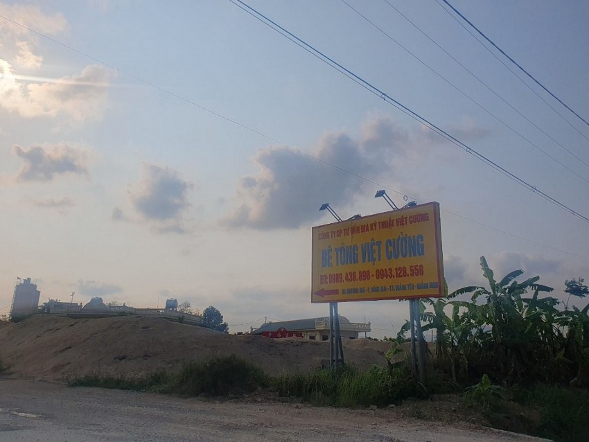 Biển trạm trộn bê tông của Công ty CP tư vấn địa kỹ thuật Việt Cường nằm ngay sát đường TL 338.