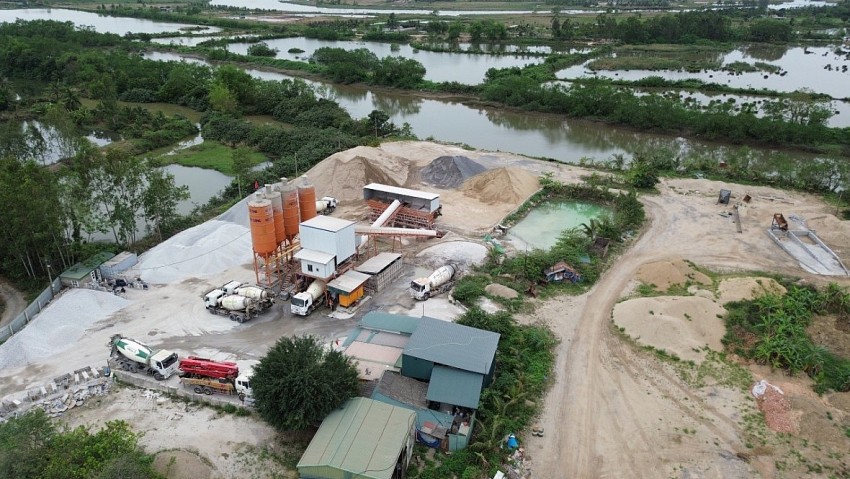 Toàn cảnh trạm trộn bê tông của Công ty CP tư bấn địa kỹ thuật Việt Cường nhìn từ trên cao.