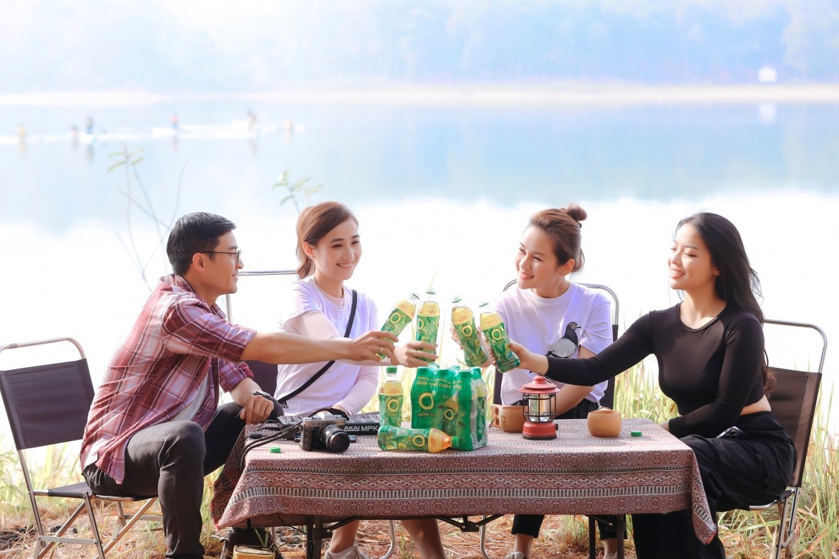 Trà Xanh Không Độ là thức uống yêu thích của người trẻ trong hành trình khám phá thiên nhiên, đất nước.