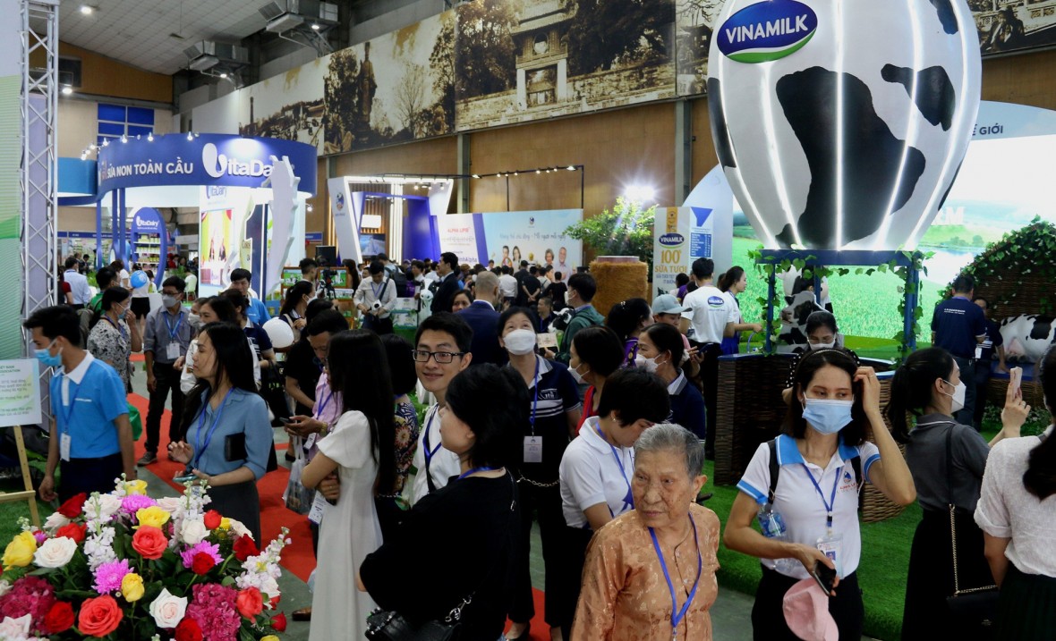 Đổi vỏ hộp sữa lấy quà tặng tại triển lãm Vietnam Dairy 2024