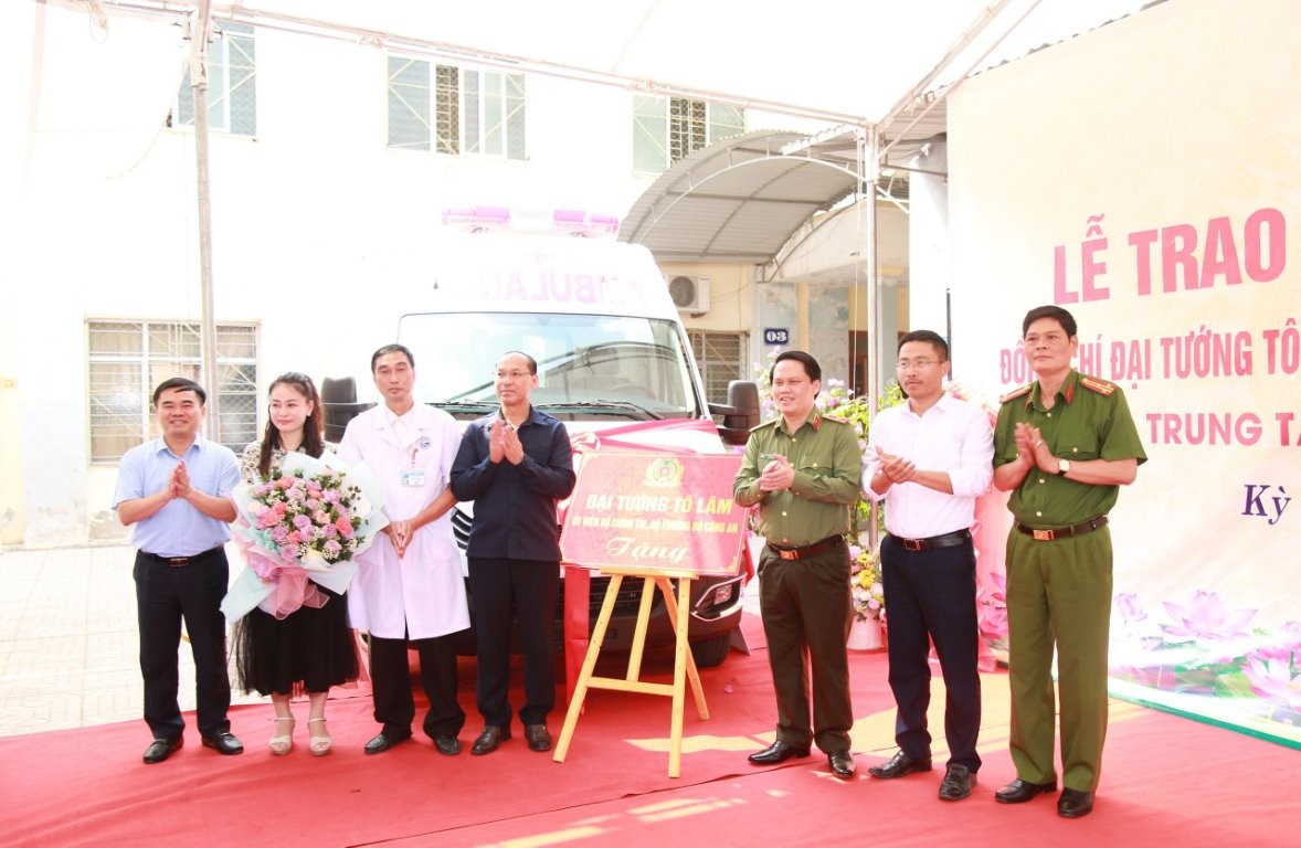 Trao xe cứu thương của Đại tướng Tô Lâm tặng Trung tâm y tế huyện Kỳ Sơn