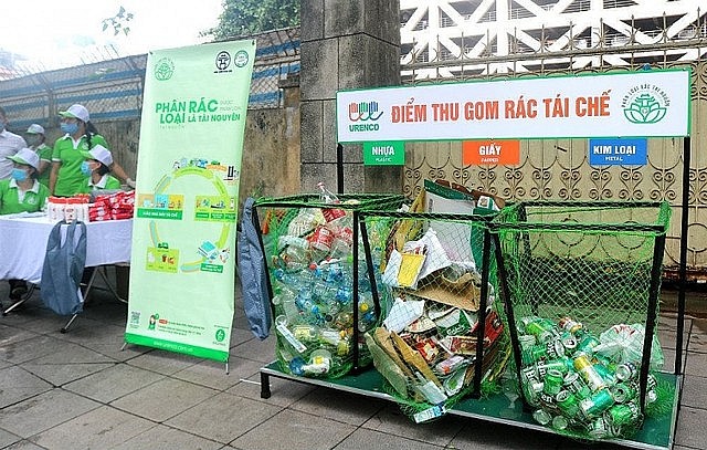 Không thể chậm trễ trong việc phân loại rác thải. (Ảnh: Chinhphu.vn)