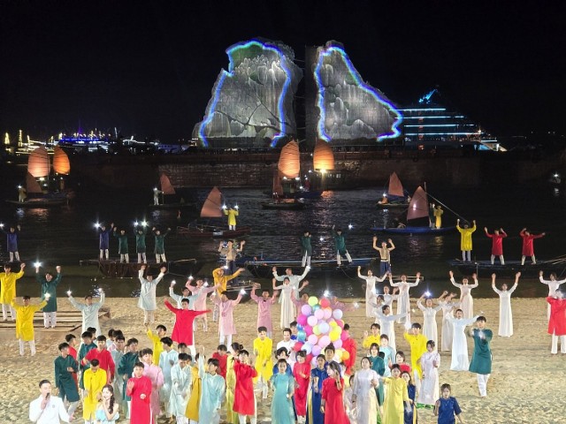 Khai mạc lễ hội Carnaval Hạ Long 2024 trên biển: "Bữa tiệc" hấp dẫn, hoành tráng