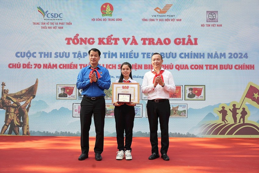 Bí thư TƯ Đoàn Ngô Văn Cương (ngoài cùng bên trái) trao giải Nhất cuộc thi cho em Đặng Lê Gia Nhi. (Ảnh: BTC)