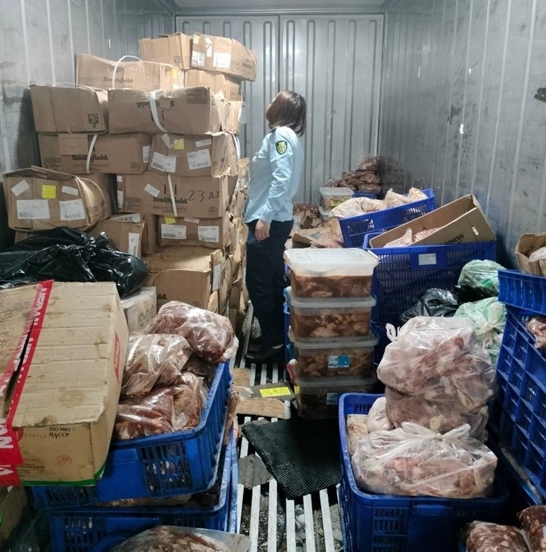 Hà Nội: Phát hiện kho hàng đông lạnh chứa gần 1 tấn thực phẩm không rõ nguồn gốc