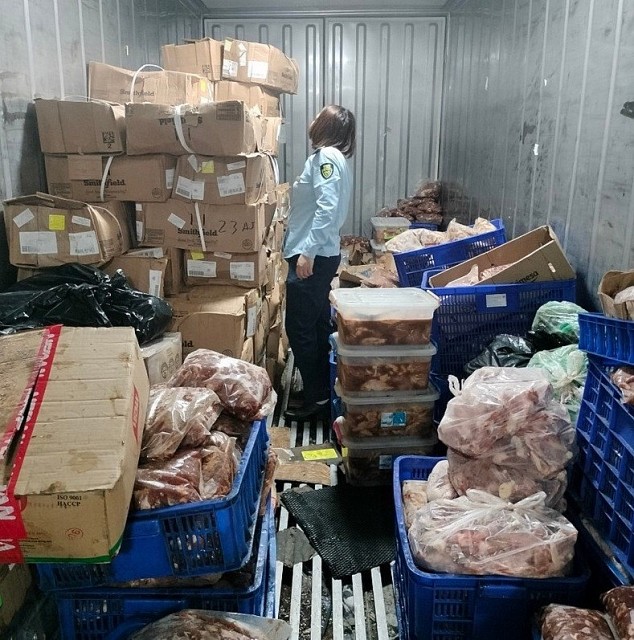 Hà Nội: Phát hiện kho hàng đông lạnh chứa gần 1 tấn thực phẩm không rõ nguồn gốc
