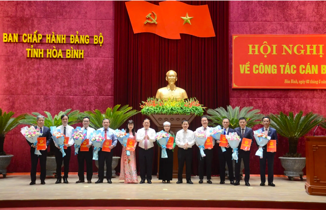 Lãnh đạo Tỉnh ủy Hòa Bình trao quyết định, tặng hoa chúc mừng các nhân sự mới.