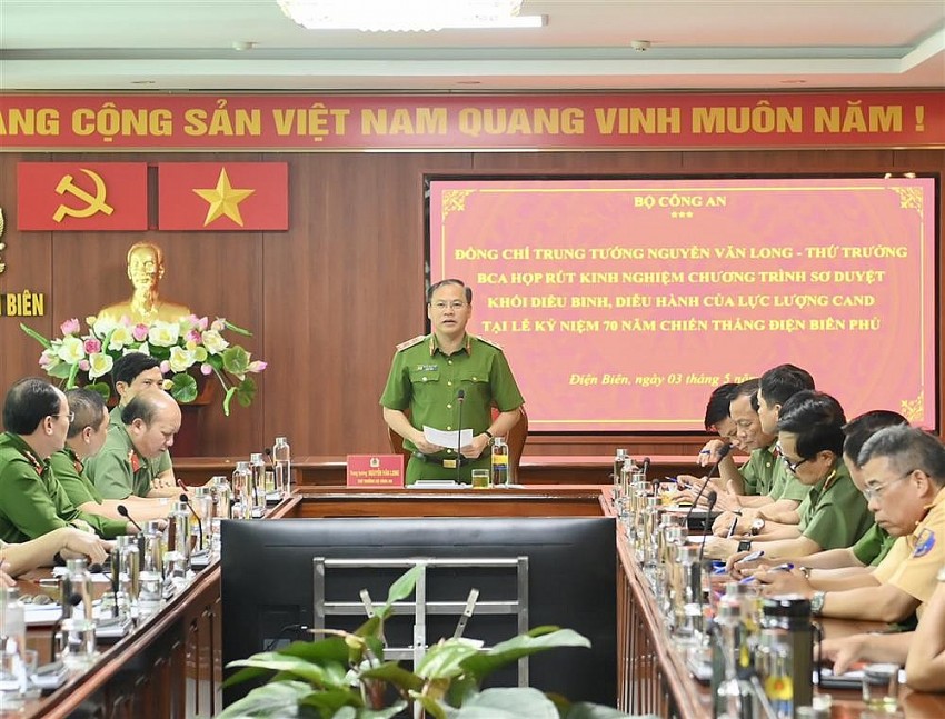 Thứ trưởng Nguyễn Văn Long phát biểu tại buổi làm việc.