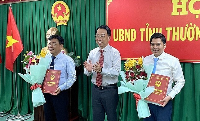 Chủ tịch UBND tỉnh Vĩnh Long trao quyết định bổ nhiệm cho ông Đào Anh Xuân Nhựt (trái) và ông Lê Minh Chí.