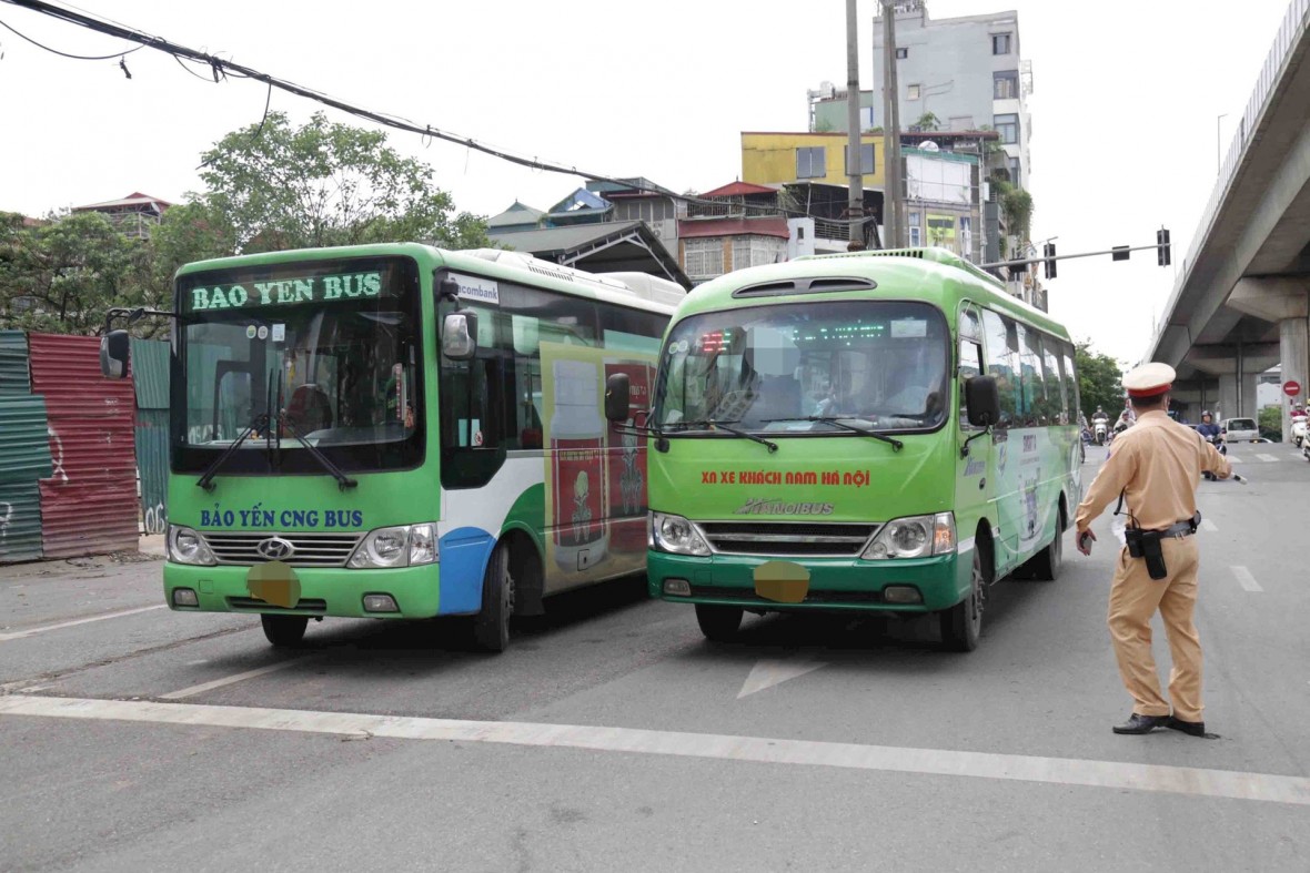 Hà Nội: Xử lý hàng loạt lái xe buýt dừng đón, trả khách không đúng vị trí quy định