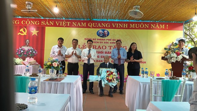 Hà Nội: Trao tặng Huy hiệu 80 năm tuổi Đảng cho đảng viên lão thành huyện Sóc Sơn