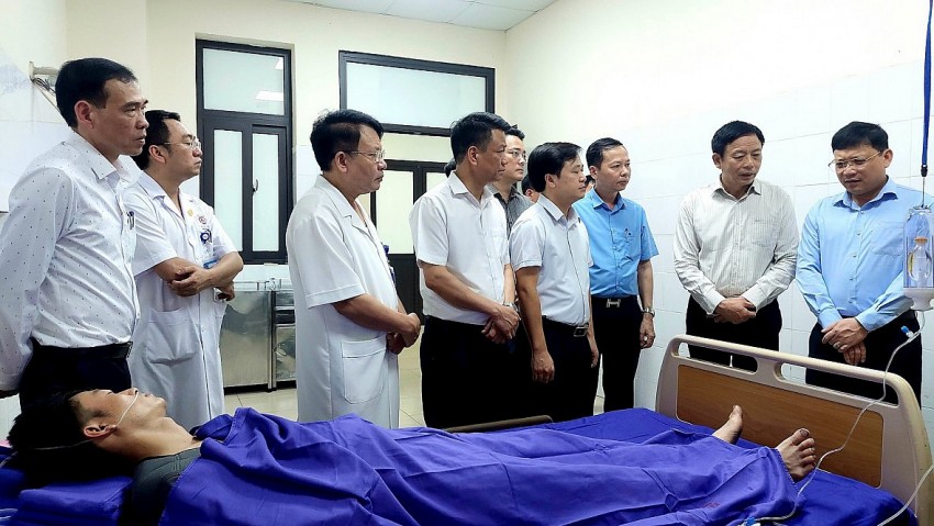 Đại diện lãnh đạo UBND tỉnh Quảng Ninh cùng các đoàn thể đến thăm hỏi anh Lý A Chìa, nạn nhân bị thương trong vụ tụt lở lò than Quang Hanh khiến 4 người thương vong.