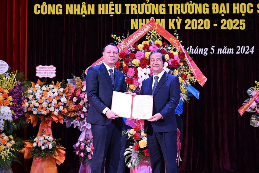 Bộ trưởng Bộ GD&ĐT Nguyễn Kim Sơn trao Quyết định công nhận Hiệu trưởng Trường Đại học Sư phạm Hà Nội cho PGS.TS Nguyễn Đức Sơn (trái).