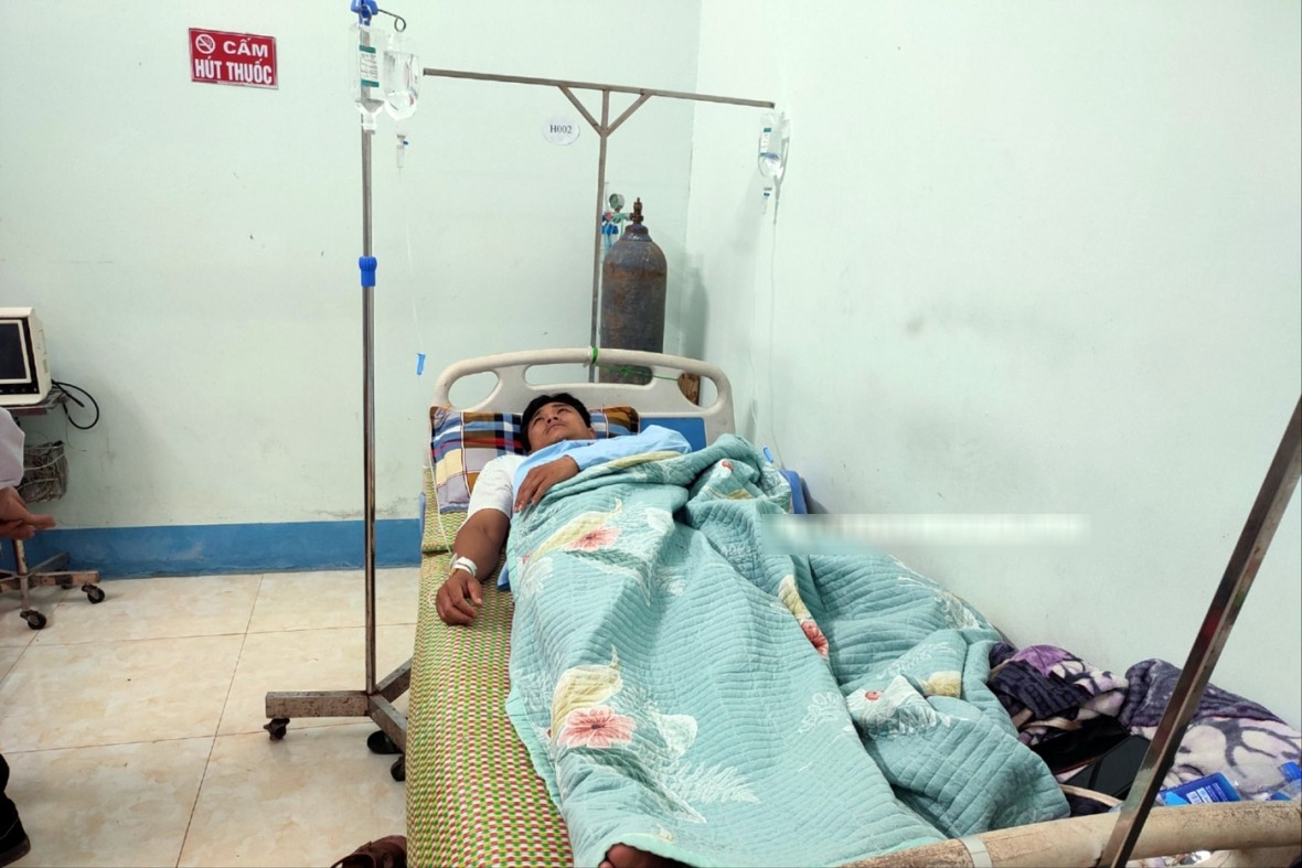 Bệnh nhân ngộ độc nghi do ăn nấm đất được điều trị tại Trung tâm Y tế huyện Ba Bể.  (Ảnh: Báo Bắc Kạn).