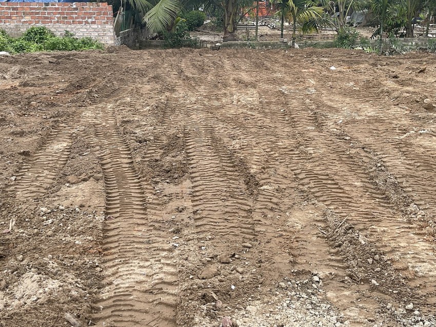 Hiện trang một hố đất đã được đổ đầy cát tại dự án đấu giá đất thôn 7 xã Thuỷ Triều mới được đổ đầy cát và đất từ hợp phần đường công vụ dự án cầu Bến Rừng.