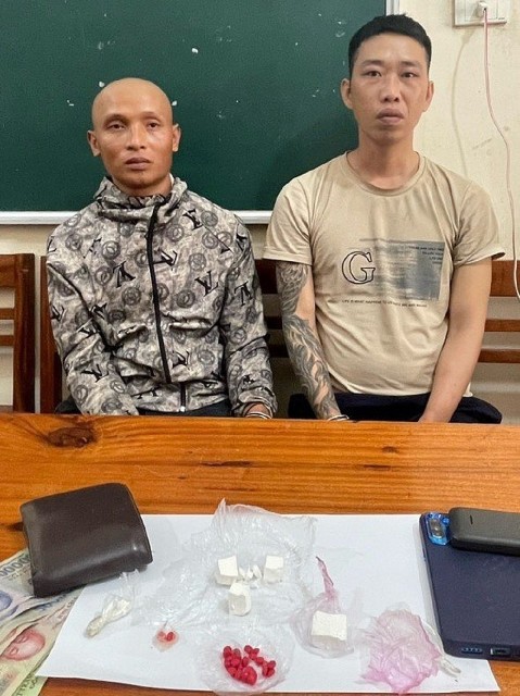 Nghệ An: Bắt 2 đối tượng mang tiền án vẫn tiếp tục mua bán ma túy