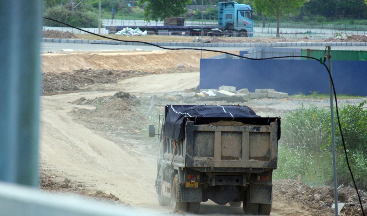 Cần làm rõ việc vận chuyển đất, cát tại hợp phần đường công vụ của dự án cầu Bến Rừng?