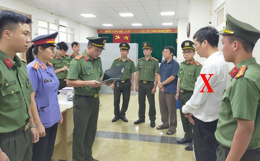 Cơ quan An ninh điều tra Công an tỉnh Thanh Hoá thi hành Lệnh bắt tạm giam bị can Nguyễn Thế Hùng, nguyên Giám đốc Chi nhánh Văn phòng đăng ký đất đai thành phố Sầm Sơn.