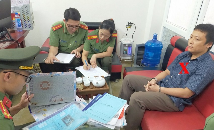 Khám xét nơi làm việc của bị can Lê Huy Hoàng, Phó Giám đốc Chi nhánh Văn phòng đăng ký đất đai thành phố Sầm Sơn.