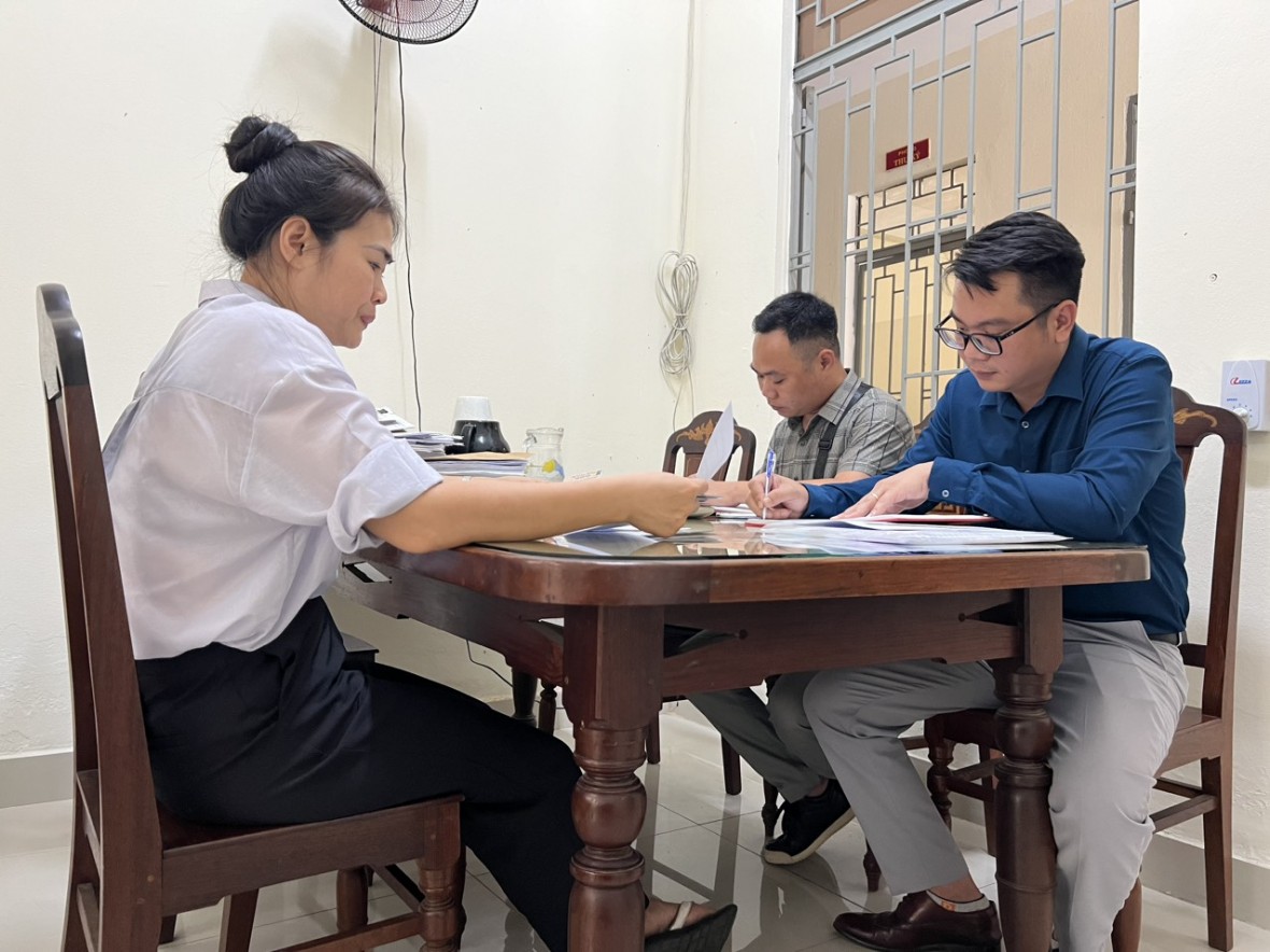 Bà Nguyễn Thị Lan Anh – Phó Chánh án TAND quận Thanh Khê, thành phố Đà Nẵng trao đổi thông tin với phóng viên