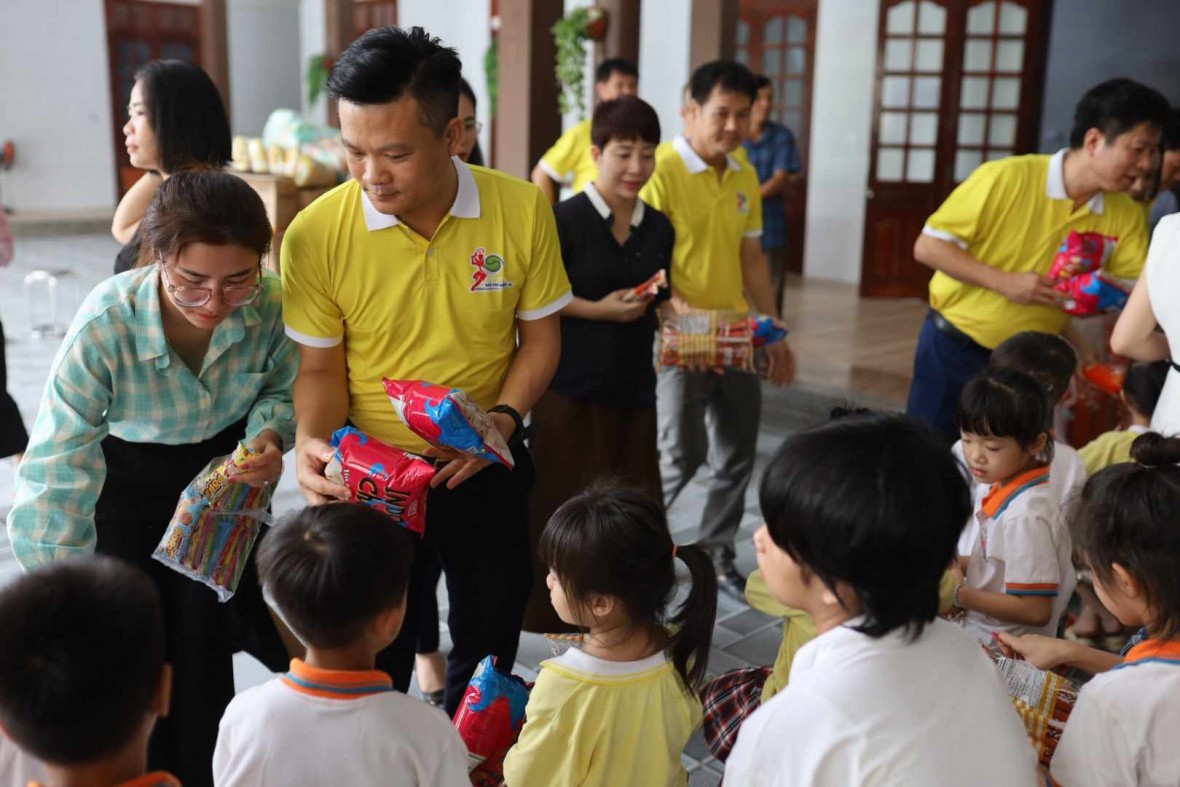 CLB Tennis Báo chí Nghệ An thăm hỏi, tặng quà các em nhỏ tại Trung tâm Mái ấm Lâm Bích.