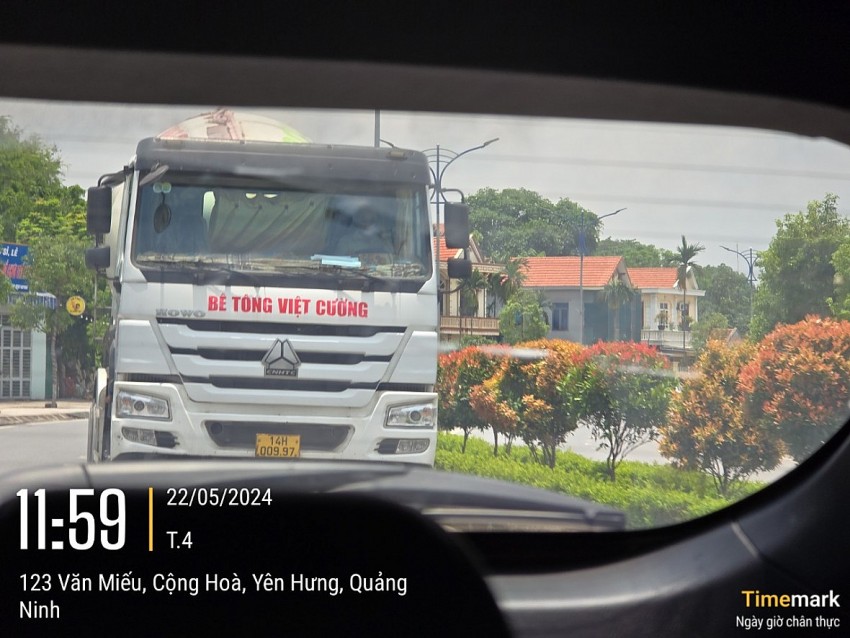 Xe chở bồn chở bê tông tươi của Công ty Việt Cường hoạt đông trên các cung đường của Thị xã Quảng Yên.
