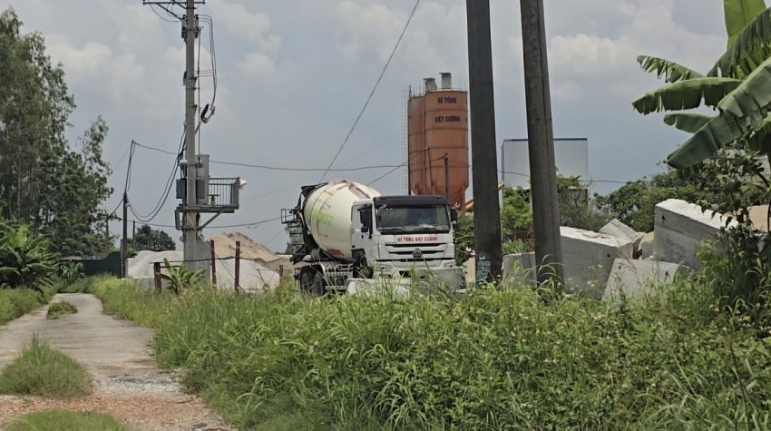 Xe bồn chở bê tông tươi của Công ty Việt Cường sau khi lấy bê tông từ trạm bắt đầu di chuyển ra ngoài.