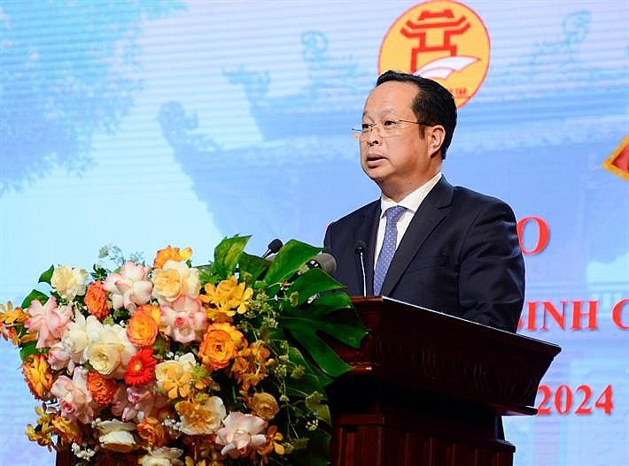 Ông Trần Thế Cương - Giám đốc Sở GD&ĐT Hà Nội tuyên dương, khen thưởng các học sinh tại buổi lễ.