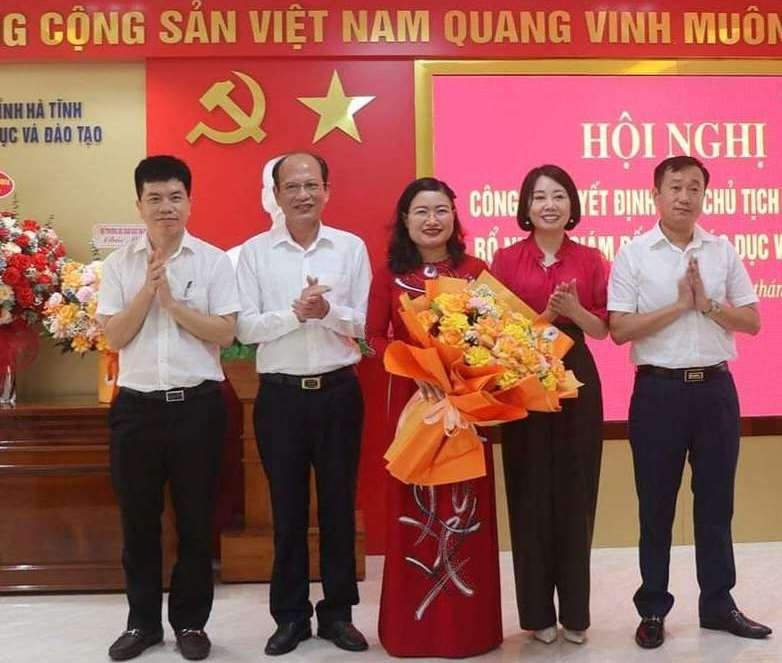 Ban Giám đốc Sở GD&ĐT Hà Tĩnh tặng hoa, chúc mừng bà Nguyễn Thị Nguyệt.