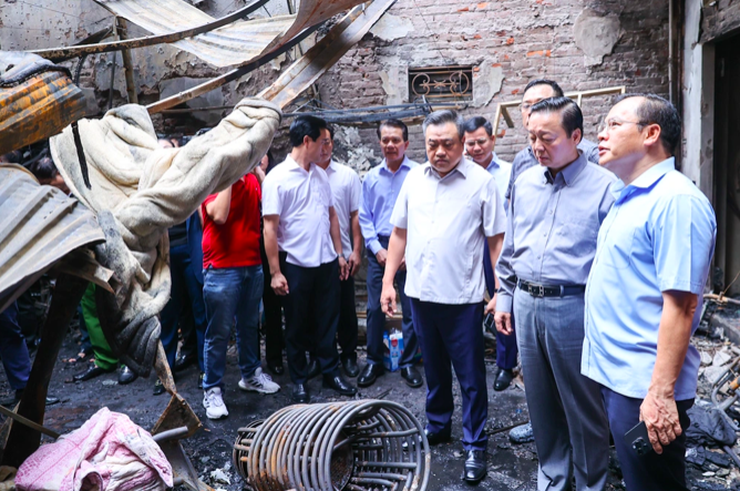 Phó Thủ tướng Trần Hồng Hà kiểm tra tại hiện trường vụ cháy tại đường Trung Kính, phường Trung Hòa, Cầu Giấy, Hà Nội (Ảnh: Đoàn Bắc).