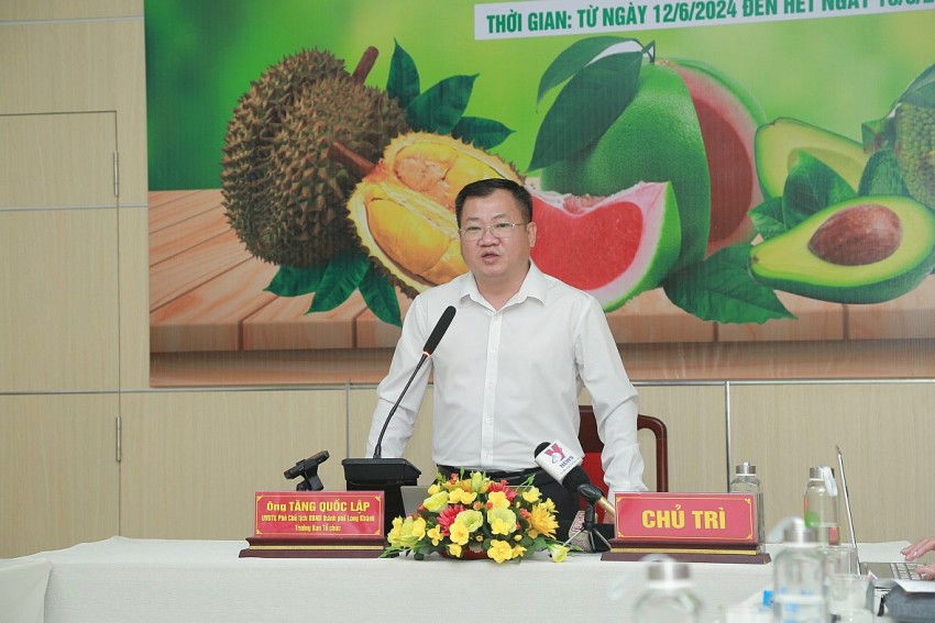 Phó Chủ tịch UBND thành phố Long Khánh Tăng Quốc Lập giới thiệu chương trình lễ hội.