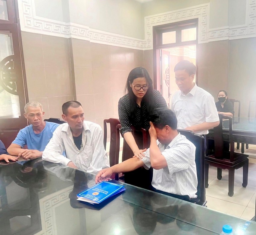 Phó Chủ tịch UBND quận Cầu Giấy Trịnh Thị Dung thăm hỏi thân nhân người bị nạn tại Nhà tang lễ Cầu Giấy. Anh: H.H.