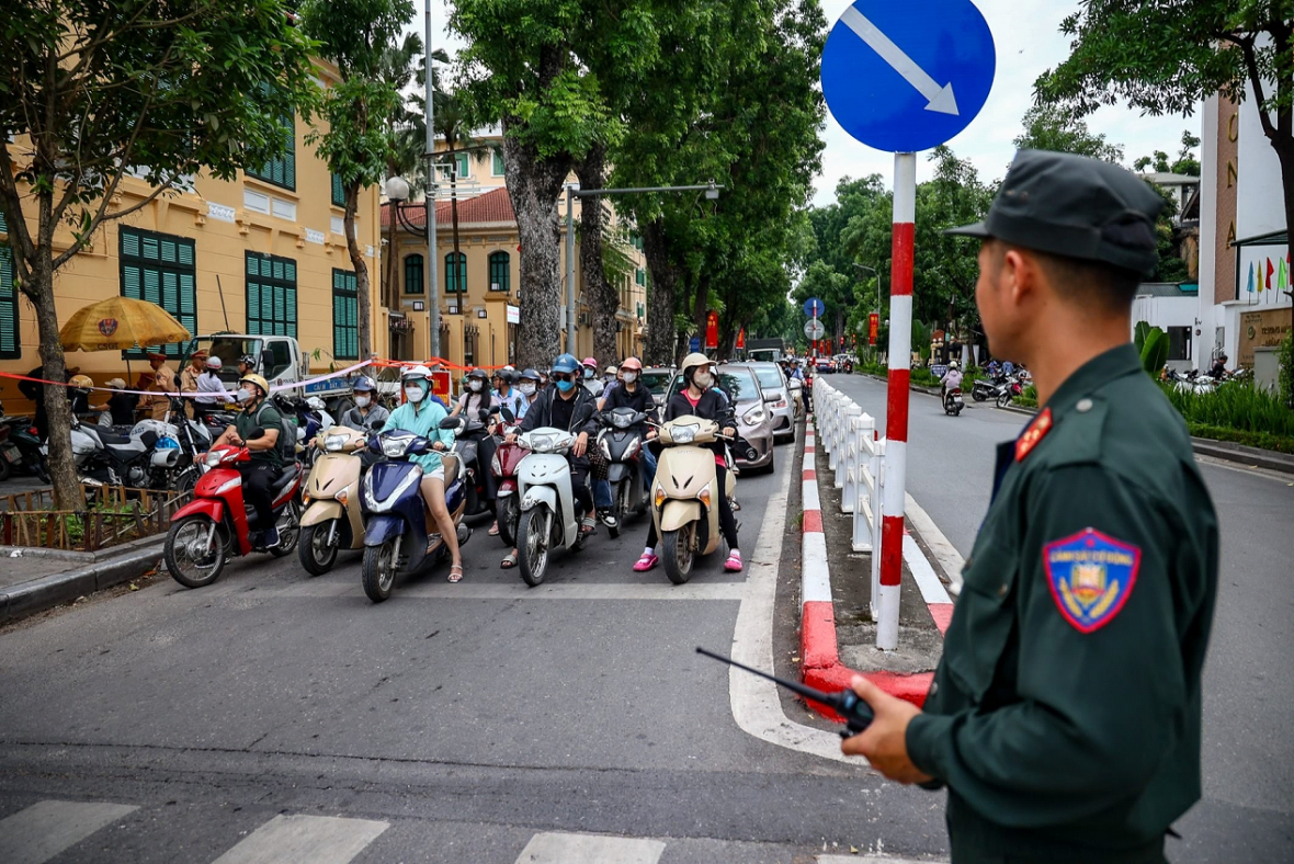 Sau 7 ngày ra quân, 5 tổ công tác đặc biệt của Công an TP Hà Nội đã xử lý 708 vi phạm giao thông, phạt tiền ước tính 677,5 triệu đồng...