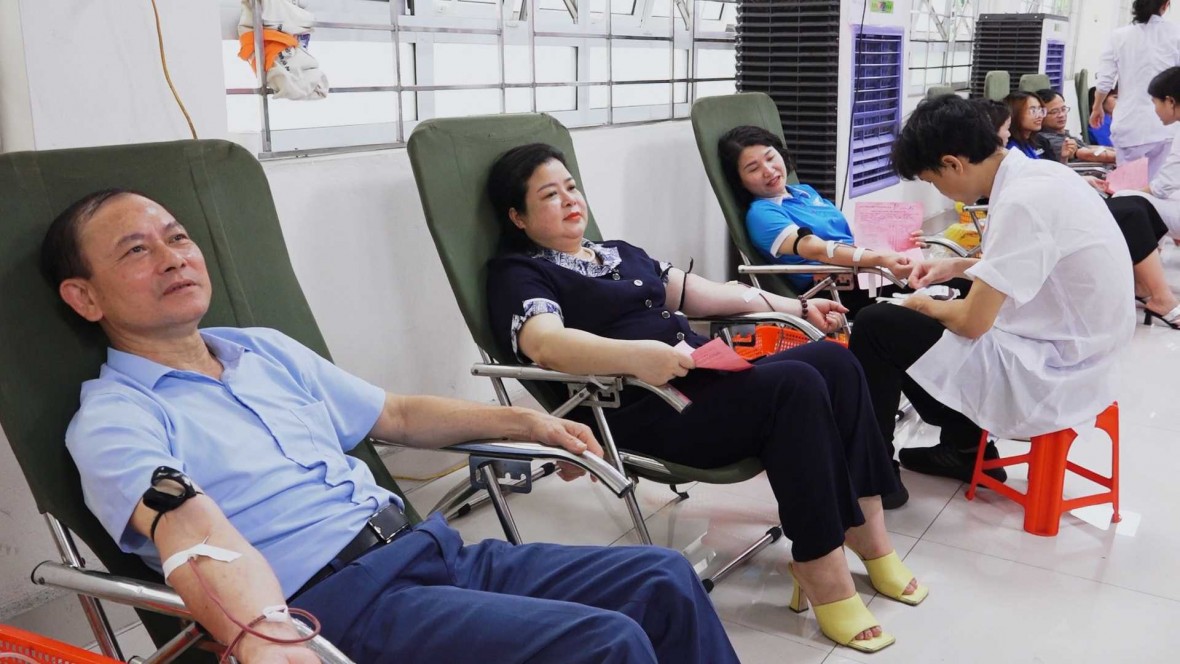 Phong trào hiến máu tình nguyện được đông đảo cán bộ, nhân viên và thanh niên tình nguyện tham gia hiến máu