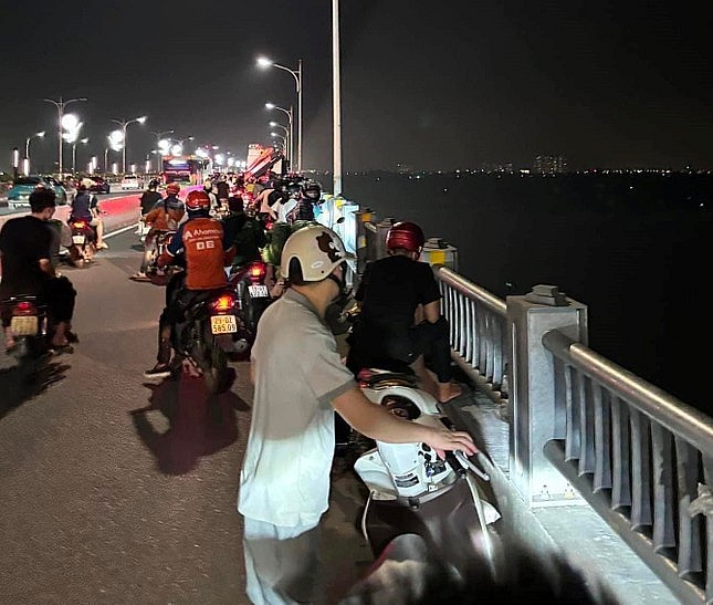 Rất đông người dân hiếu kỳ tập trung chứng kiến sự việc trên cầu Thăng Long.