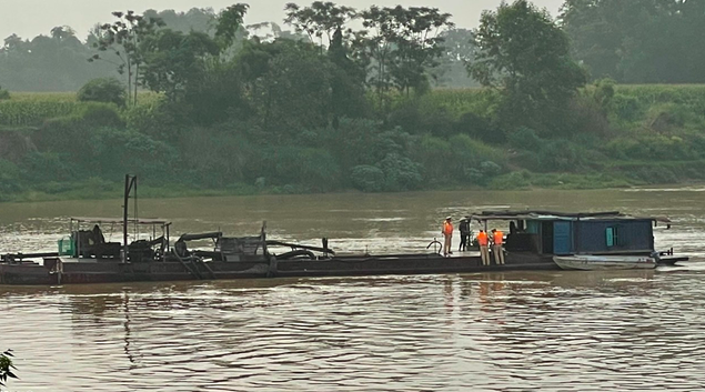 Thanh Hoá: Bắt giữ 2 thuyền sắt bơm hút cát trái phép trên sông Mã