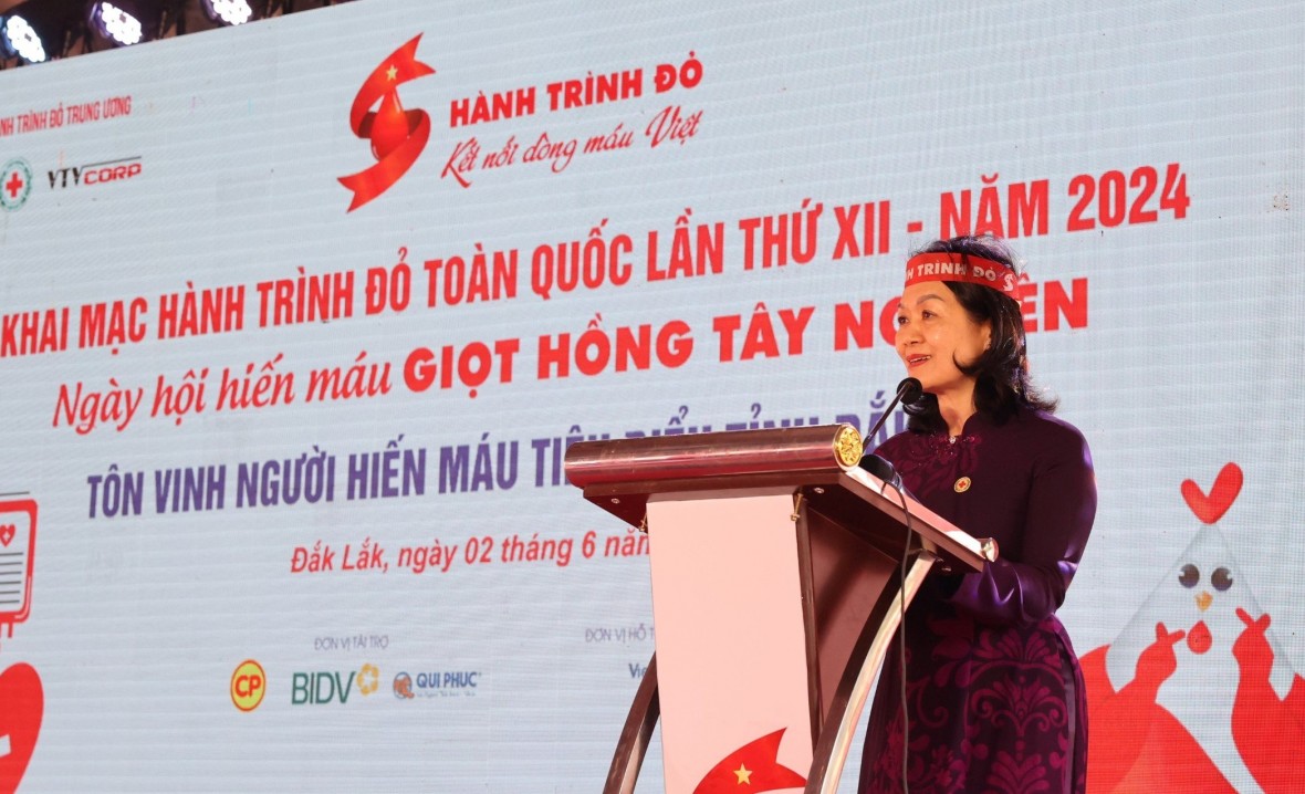 Phó Trưởng ban thường trực Ban Chỉ đạo quốc gia vận động hiến máu tình nguyện, Chủ tịch Trung ương Hội Chữ thập đỏ Việt Nam Bùi Thị Hòa phát biểu tại buổi lễ.