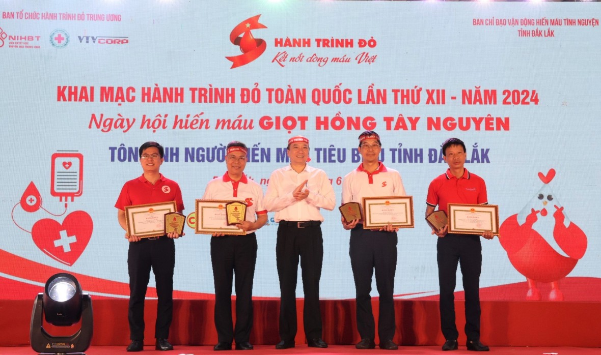 Phó Bí thư Tỉnh ủy, Chủ tịch UBND tỉnh Phạm Ngọc Nghị trao tặng Bằng khen cho các cá nhân.