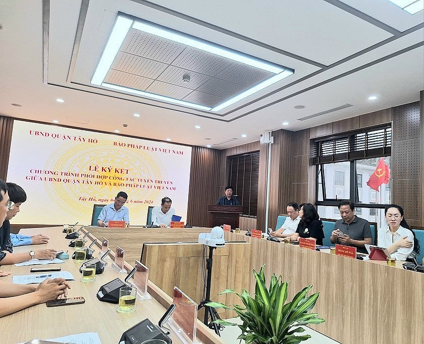 Báo Pháp luật Việt Nam ký kết chương trình phối hợp truyền thông với quận Tây Hồ