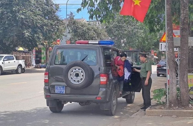 Lực lượng "Phản ứng nhanh tiếp sức mùa thi" huyện Quế Phong hỗ trợ thí sinh có hoàn cảnh đặc biệt
