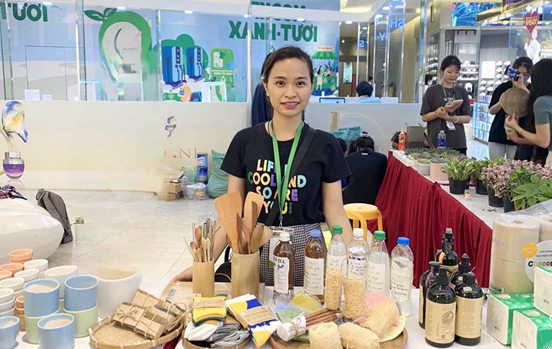 Chị Nguyễn Thị Huyền (Mỹ Đình - Hà Nội) tham gia làm cộng tác viên sự kiện “Đổi chai lấy sen”