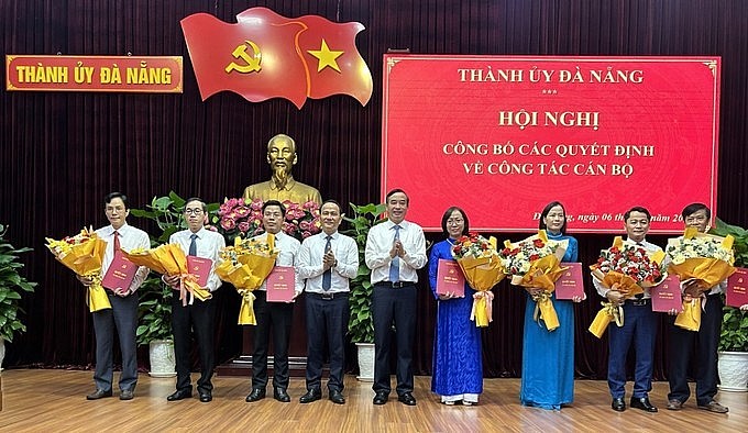 Lãnh đạo TP Đà Nẵng trao các quyết định và tặng hoa chúc mừng các cán bộ chủ chốt mới được bổ nhiệm.