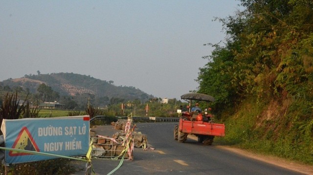 Đắk Lắk: Sớm khắc phục sạt lở đường nối huyện Lăk với Krông Ana