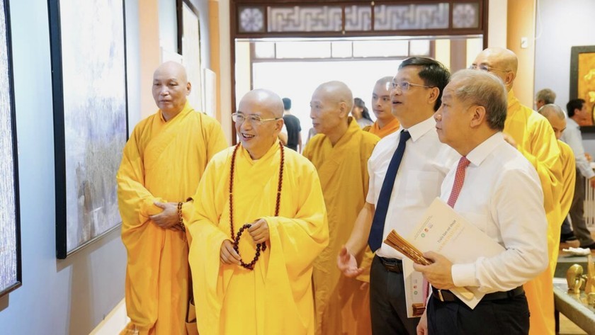 Các đại biểu tham quan không gian trưng bày các tác phẩm nghệ thuật tại triển lãm Văn hoá Phật giáo - Festival Huế 2024.