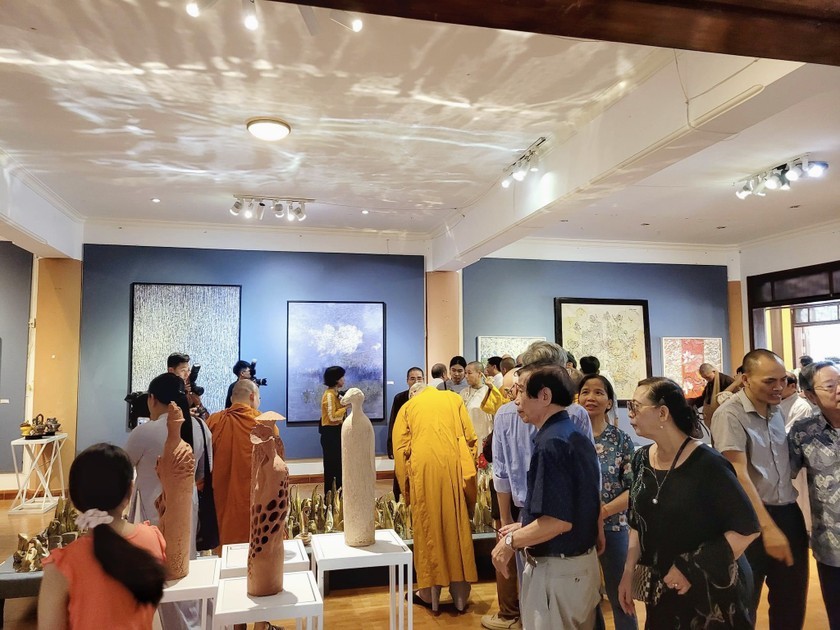 Rất đông người dân và du khách đến tham quan triển lãm.