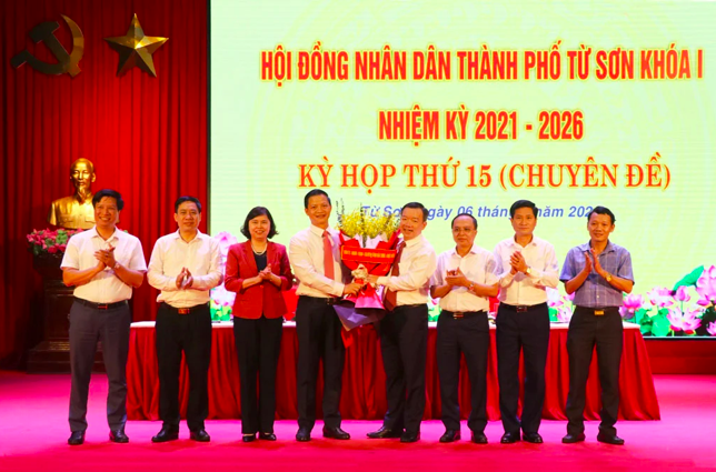 Ông Đỗ Tuấn Sơn (đứng thứ 5 từ trái sang) được bầu giữ chức Chủ tịch UBND TP Từ Sơn. Ảnh Báo Bắc Ninh