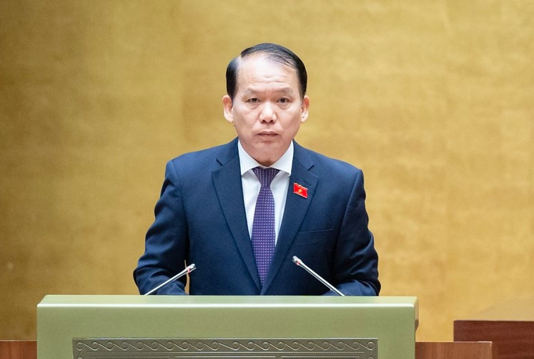 Chủ nhiệm Ủy ban Pháp luật Hoàng Thanh Tùng trình bày báo cáo