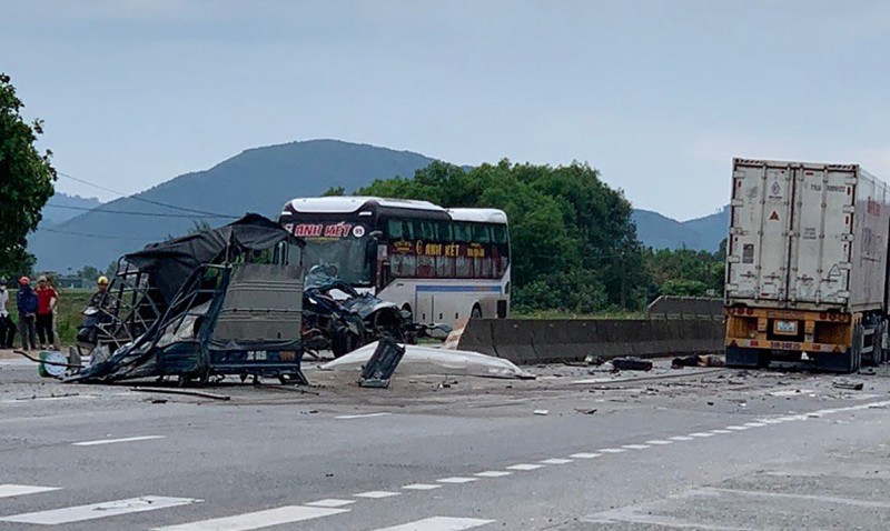 Truy tìm lái xe gây tai nạn nghiêm trọng tại Hà Tĩnh khiến 3 người tử vong